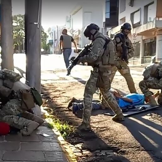 Após seis horas, criminosos se entregam e reféns são libertados no RS