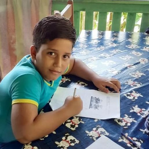 Menino de 11 anos morre após choque de celular que estava carregando