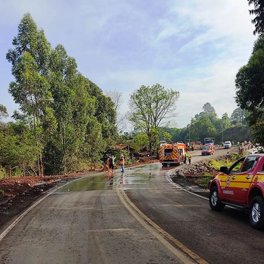 Carreta carregada de leite tomba à margem da pista de desvio na BR 163, em São José do Cedro
