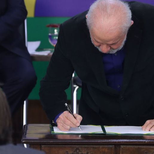Lula assina medida provisória para taxar fundos de super-ricos