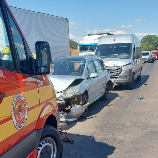 Acidente na BR-282 envolve três veículos e deixa um ferido em Maravilha