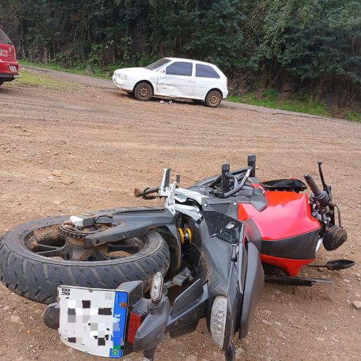 Jovem fica ferido em colisão entre carro e moto na SC-163 em Itapiranga
