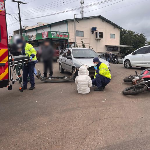 Mulher fica ferida em acidente entre carro e moto, em São Miguel do Oeste
