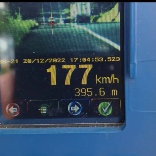 Carro é flagrado a 177 km/h em rodovia de SC: 'Difícil é consolar uma família', alerta PMRv