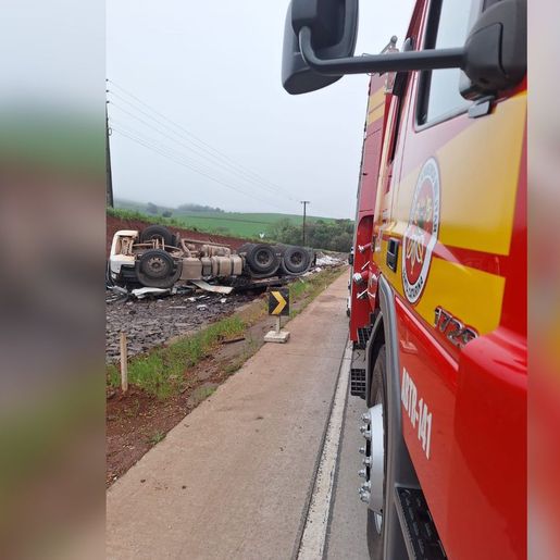 Motorista fica ferido em capotamento na BR-163 em Guarujá do Sul