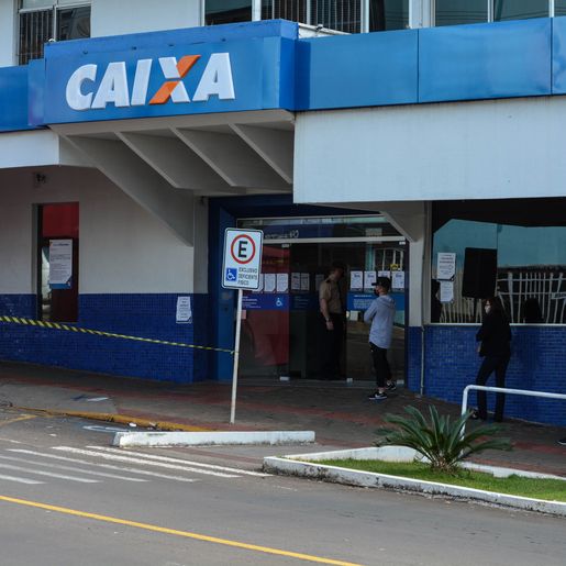 Auxílio emergencial passará a ser de R$ 300 até dezembro, anuncia governo