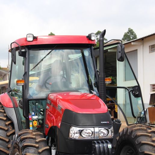 Administração de Palma Sola adquire novo trator para a Secretaria de Agricultura