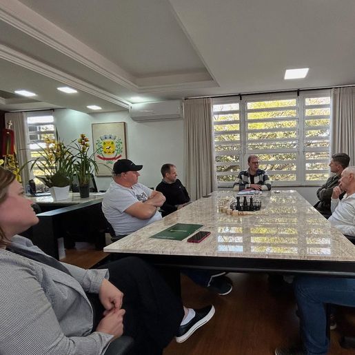 Prefeito de São José do Cedro discute investimentos e projetos musicais com a banda municipal