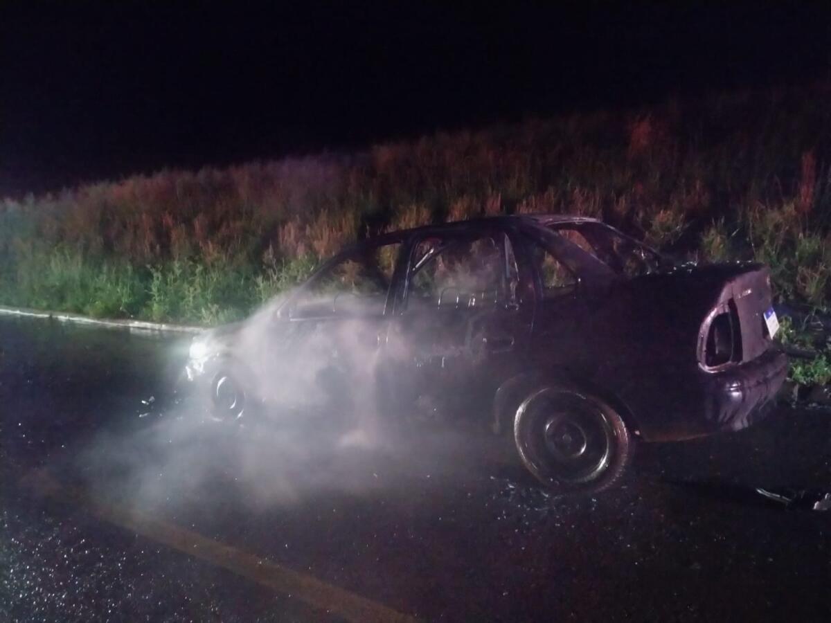 Incêndio destrói veículo no interior de Quilombo