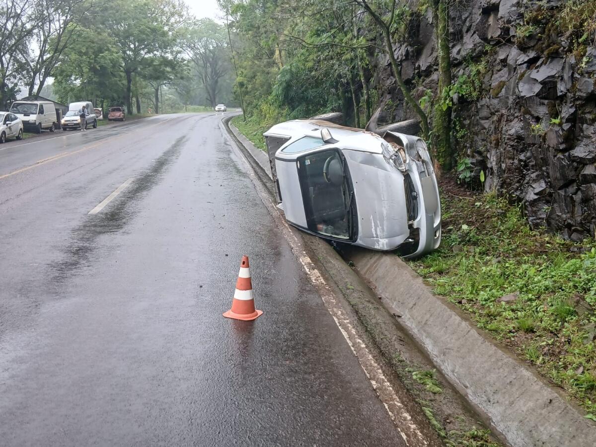 Mulher é conduzida ao Hospital após capotamento na SC-163 em Itapiranga