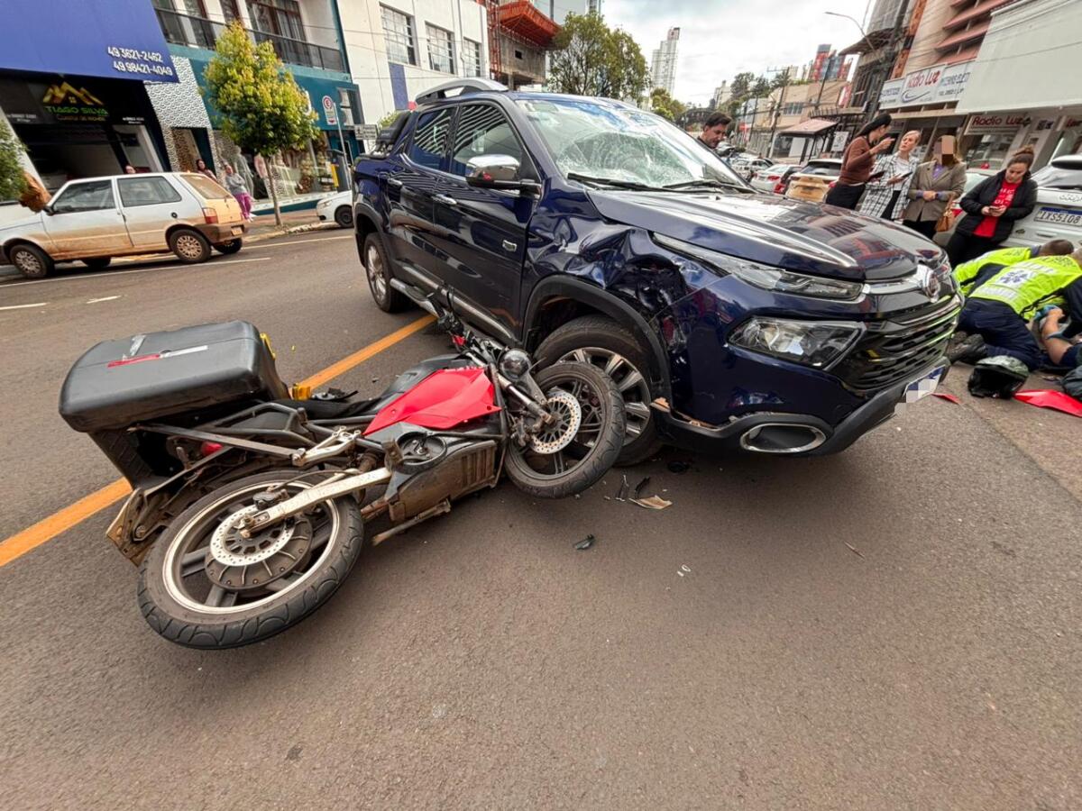 Motociclista fica ferido em colisão no Centro de São Miguel do Oeste