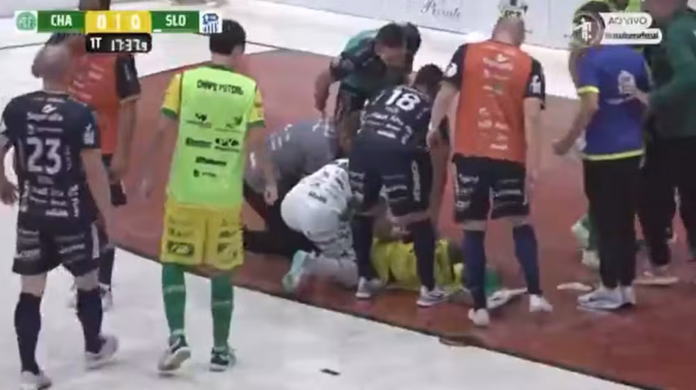 Lâmpada cai na cabeça de jogador da Chape em partida do Catarinense de Futsal