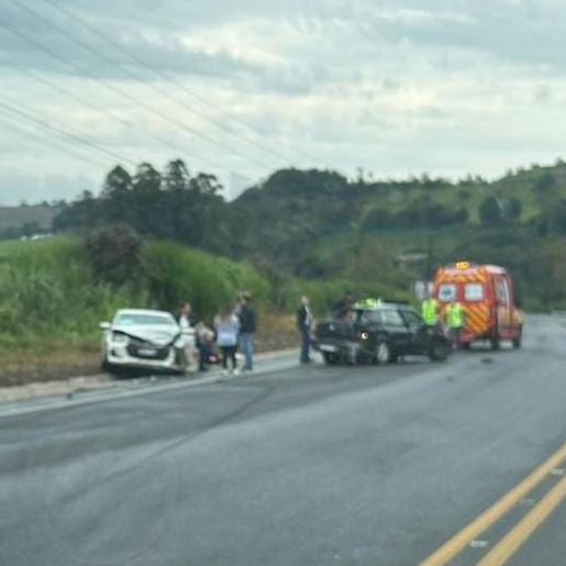 Dois feridos em colisão frontal entre carros na SC-283, em Palmitos
