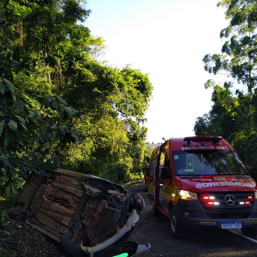 Saída de pista seguida de capotamento deixa mulher ferida em Quilombo
