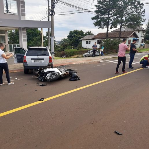 Acidente entre carro e moto deixa homem ferido em SMOeste