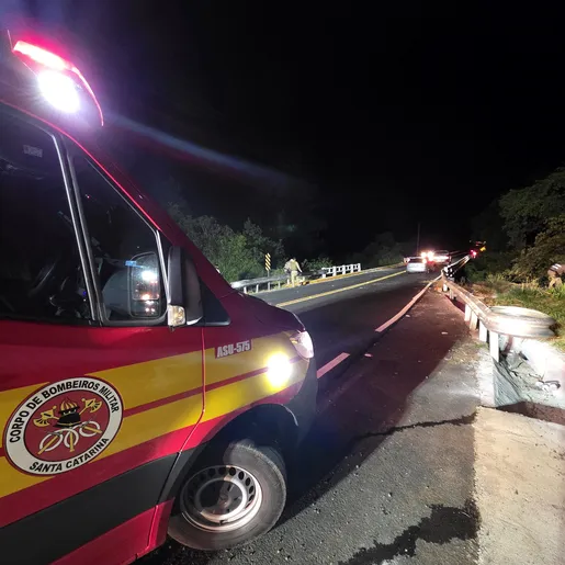 Caminhão cai de ponte na SC-283 e motorista fica ferido em São Carlos