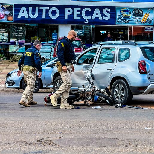 Motociclista cai em cima de carro após acidente em SMO; vídeo