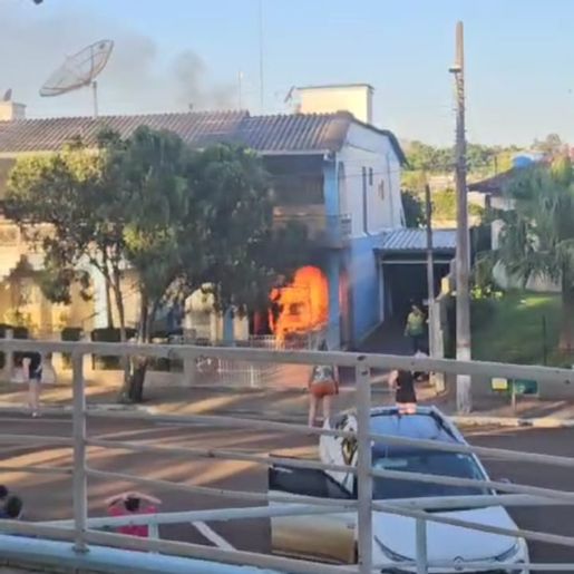 Incêndio em veículo dentro de garagem mobiliza bombeiros em Guarujá do Sul