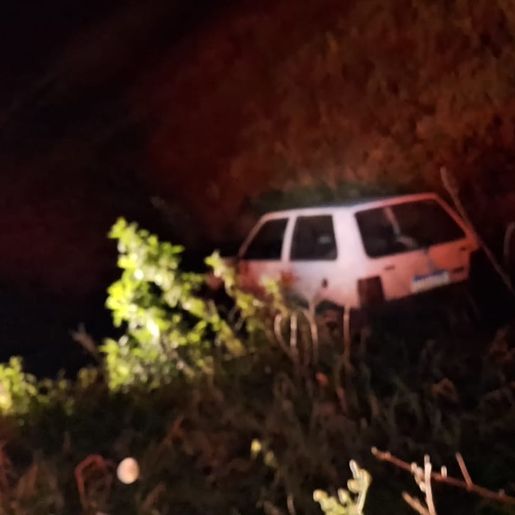 Carro sai da pista na SC-496 em Descanso; três pessoas saem ilesas