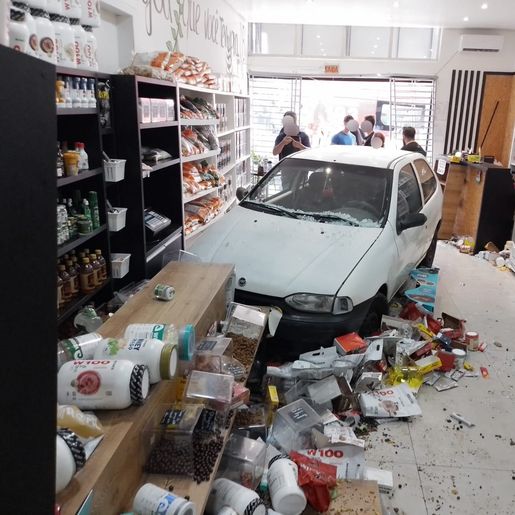 Condutor perde o controle, invade loja e deixa duas pessoas feridas