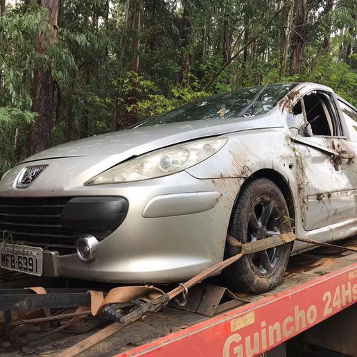 Motorista fica ferido em saída de pista seguida de choque em poste na SC-492