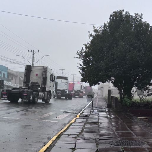 Mesmo com frio tradicional carreata da festa do colono e motorista movimenta comunidade