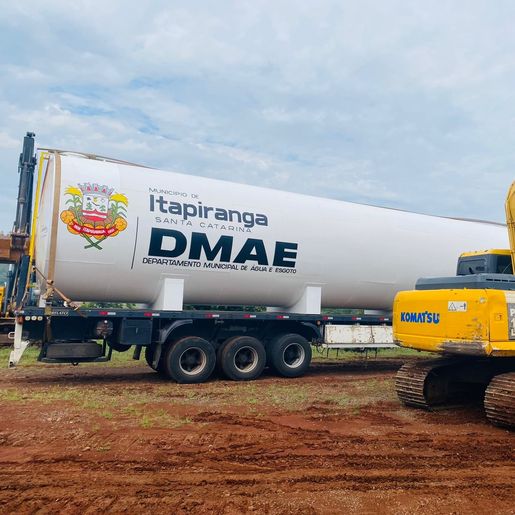 Após várias horas de trabalho, segundo reservatório de água é armazenado em Itapiranga