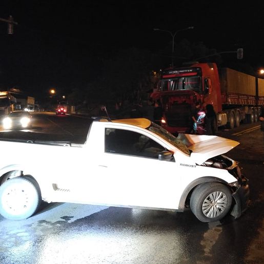 Colisão frontal entre carro e carreta deixa homem gravemente ferido na BR 163