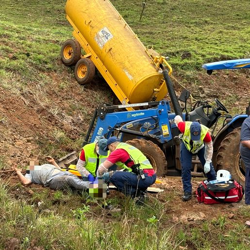 Homem fica ferido em tombamento de trator no interior de São Miguel do Oeste