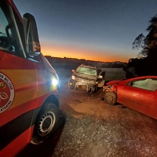 Acidente frontal entre carros deixa duas pessoas feridas em Maravilha