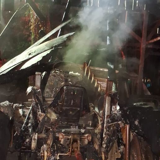 Incêndio em trator atinge galpão no interior de Palmitos