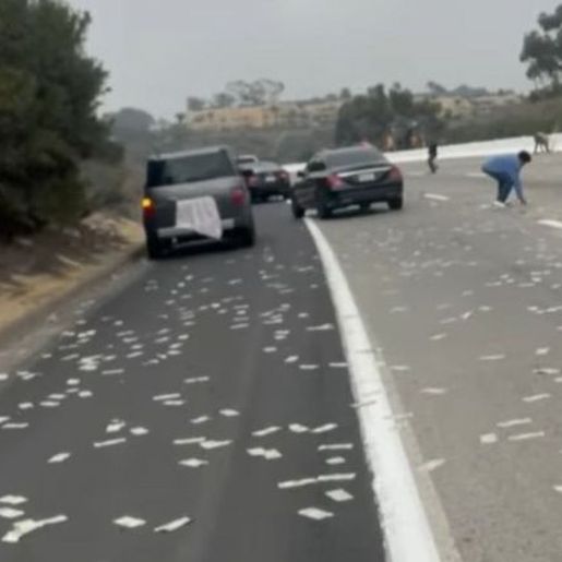 Estrada Americana fica coberta de dinheiro após porta de carro-forte abrir