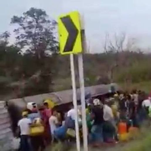 VÍDEO: Explosão de caminhão de gasolina deixa sete mortos na Colômbia