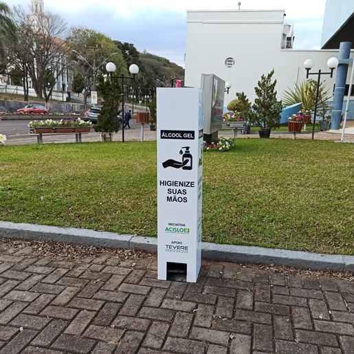 Acislo instala totens com álcool em gel nas ruas do município