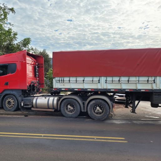 Colisão entre carro e caminhão deixa mulher ferida em Flor do Sertão