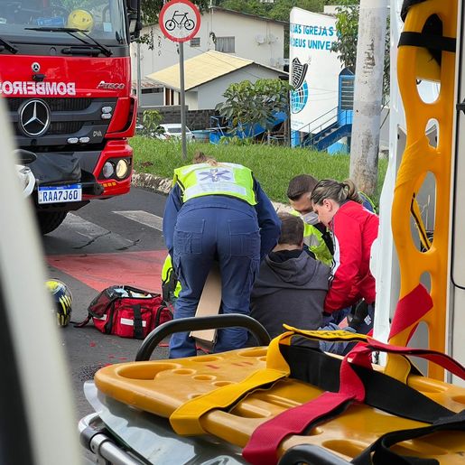 Colisão entre carro e moto deixa um ferido no centro de São Miguel do Oeste