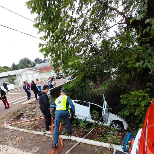 Carro sai da pista e quase cai em rio no centro de Mondaí
