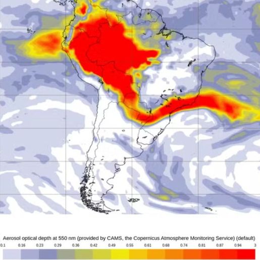 Imagens de satélite mostram corredor de fumaça da Amazônia voltando para SC