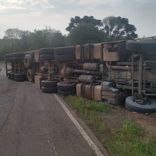 Caminhão sai da pista e tomba na SC-305