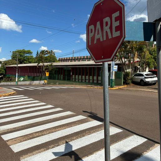 Iporã reforça pintura de faixas de pedestres para deixar trânsito mais seguro