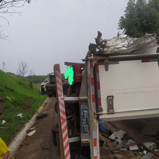 Acidente envolve três veículos e deixa uma pessoa gravemente ferida na SC 157