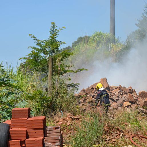Bombeiros combatem fogo em pneus e vegetação em São Miguel do Oeste