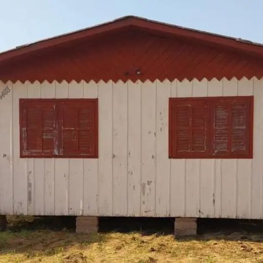 Calote faz carpinteiro de SC colocar casa inteira em carreta e mudá-la de endereço