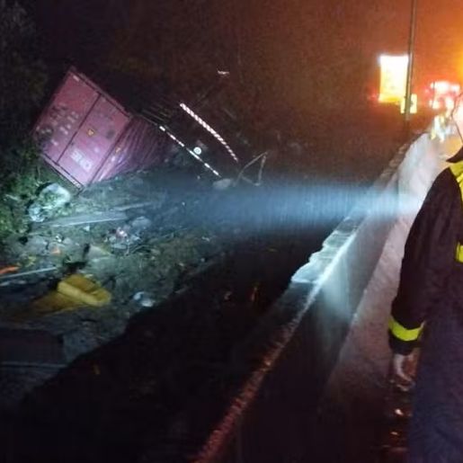 Carreta tomba sobre van que transportava atletas e deixa 9 mortos no Paraná