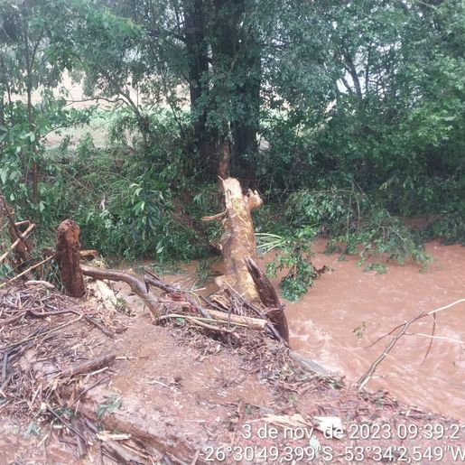 Estradas rurais são prejudicadas em São José do Cedro, Princesa e Anchieta