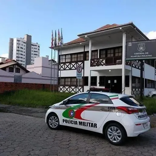 Homem foge correndo de sex shop após furtar vibradores