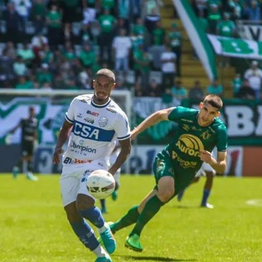 Com gol de Perotti nos acréscimos, Chapecoense bate o CSA na Arena Condá
