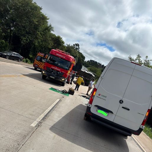 Motorista fica preso às ferragens após colisão entre van e caminhão na BR-163