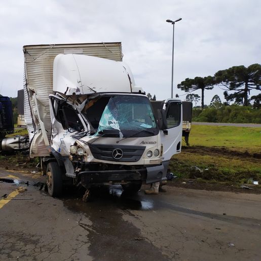 Caminhoneiro fica ferido em grave acidente na BR-282