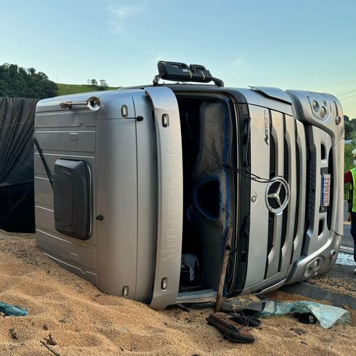 Carreta carregada com soja tomba na BR 282 e motorista sai ileso